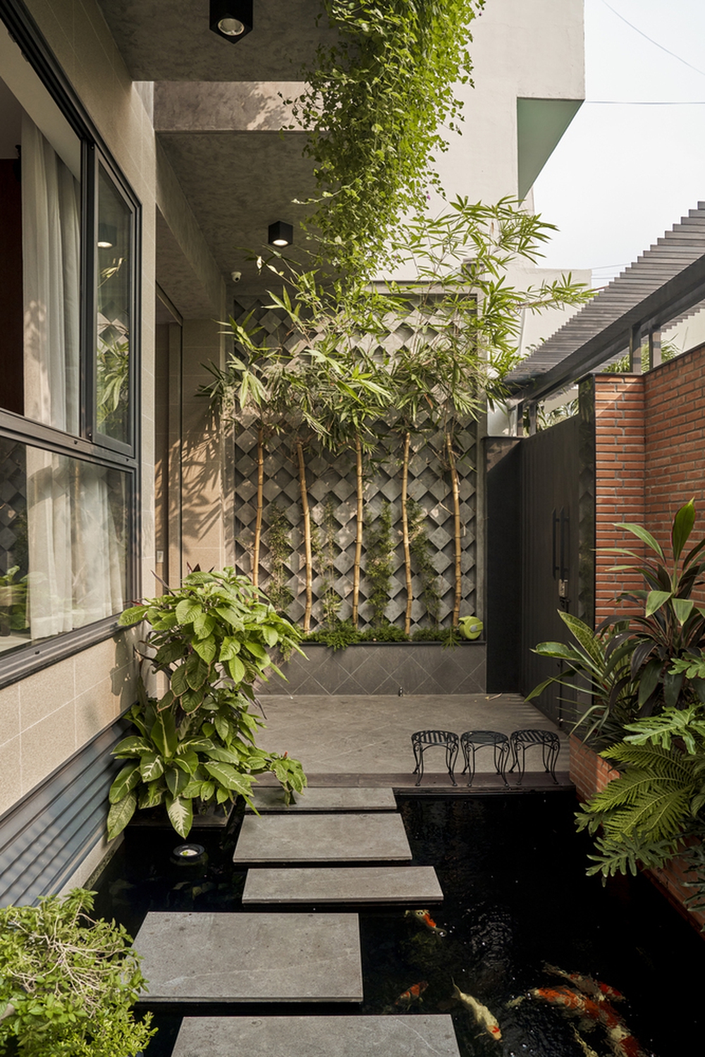 Giữa phố thị đông đúc và chật chội, một căn nhà có cả vườn cây và ao cá thu hút mọi ánh nhìn - Ảnh 5.