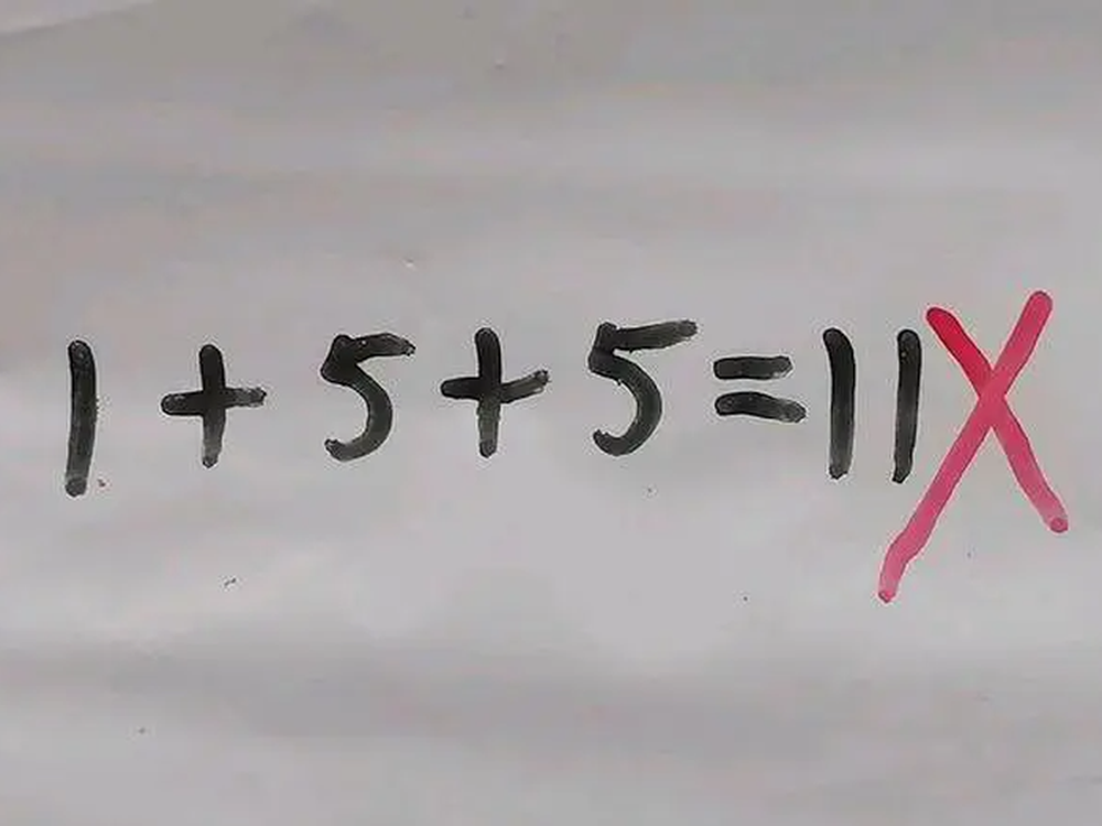 Bài Toán 1+5+5=11 của con bị gạch sai khiến phụ huynh ‘đau đầu’
