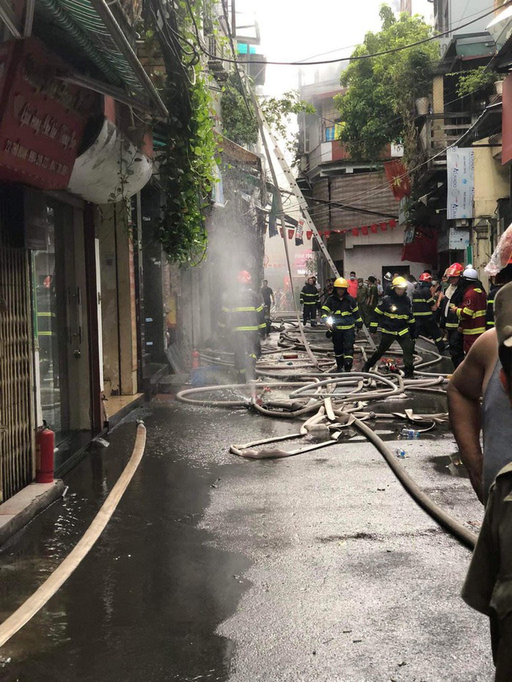 Hà Nội: Cháy nhà ở phố Khâm Thiên, 3 người đang mắc kẹt - Ảnh 5.