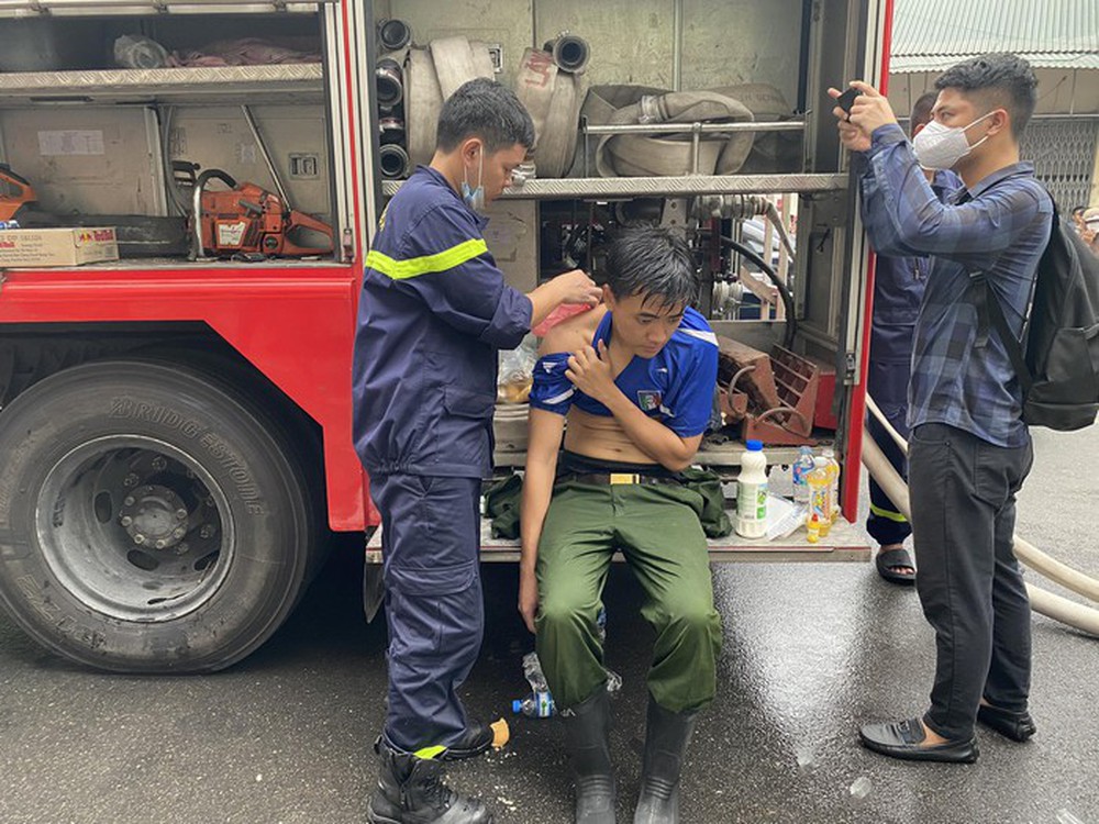 Vụ cháy nhà ở Hà Nội: Lửa bốc lên dữ dội, 3 nạn nhân tử vong - Ảnh 5.