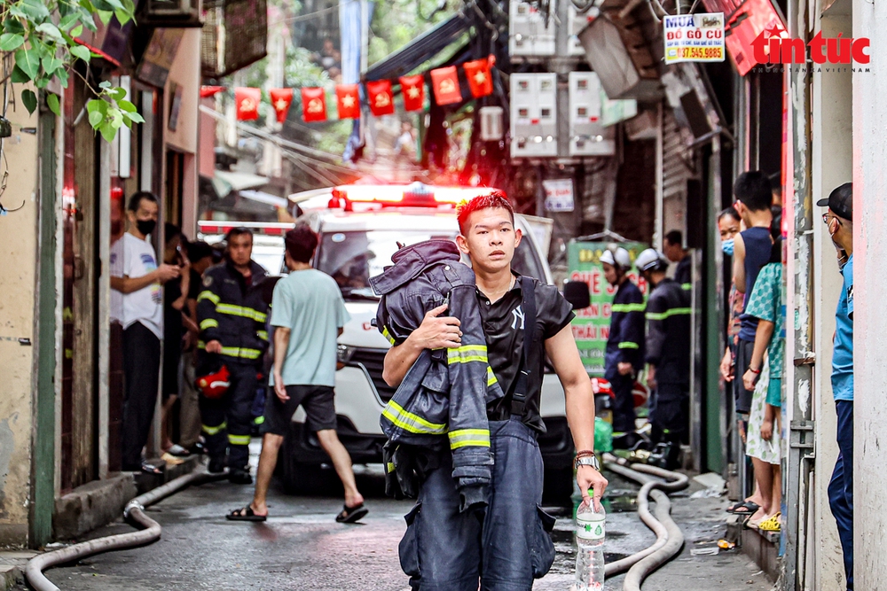 Hình ảnh xúc động khi người dân hỗ trợ chiến sĩ cứu hỏa trong vụ cháy ở Hà Nội - Ảnh 16.