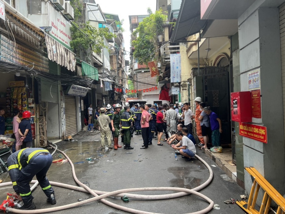 Cháy nhà, 3 người chết ở Hà Nội: Hàng xóm đập cửa tri hô nhưng không thấy ai lên tiếng - Ảnh 3.