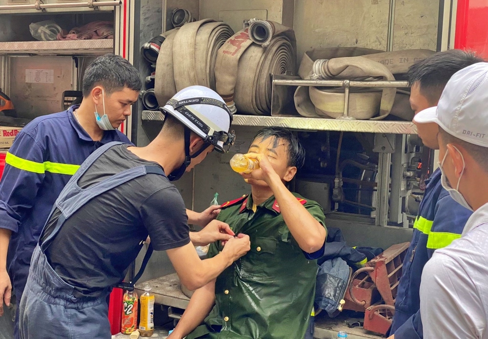 Nhiều cảnh sát PCCC bị thương và kiệt sức khi tham gia chữa cháy ở Thổ Quan - Ảnh 3.