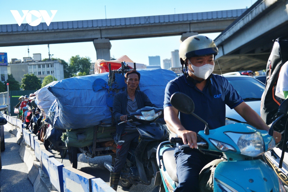 Cận cảnh lô cốt khổng lồ mọc lên giữa ngã tư ở Hà Nội, giao thông hỗn loạn - Ảnh 5.