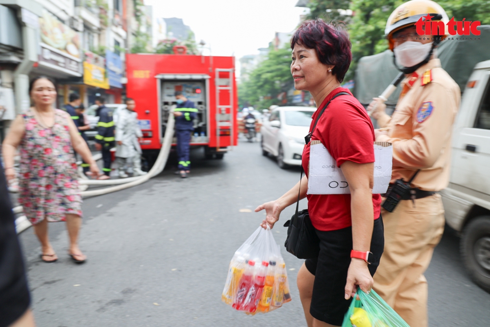 Hình ảnh xúc động khi người dân hỗ trợ chiến sĩ cứu hỏa trong vụ cháy ở Hà Nội - Ảnh 6.
