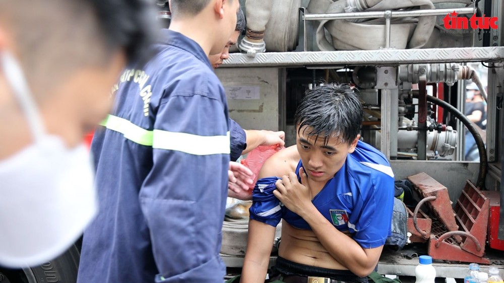 Hình ảnh xúc động khi người dân hỗ trợ chiến sĩ cứu hỏa trong vụ cháy ở Hà Nội - Ảnh 5.
