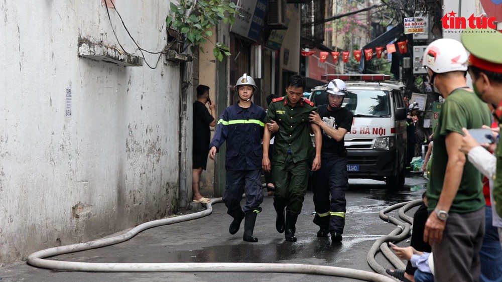 Hình ảnh xúc động khi người dân hỗ trợ chiến sĩ cứu hỏa trong vụ cháy ở Hà Nội - Ảnh 4.