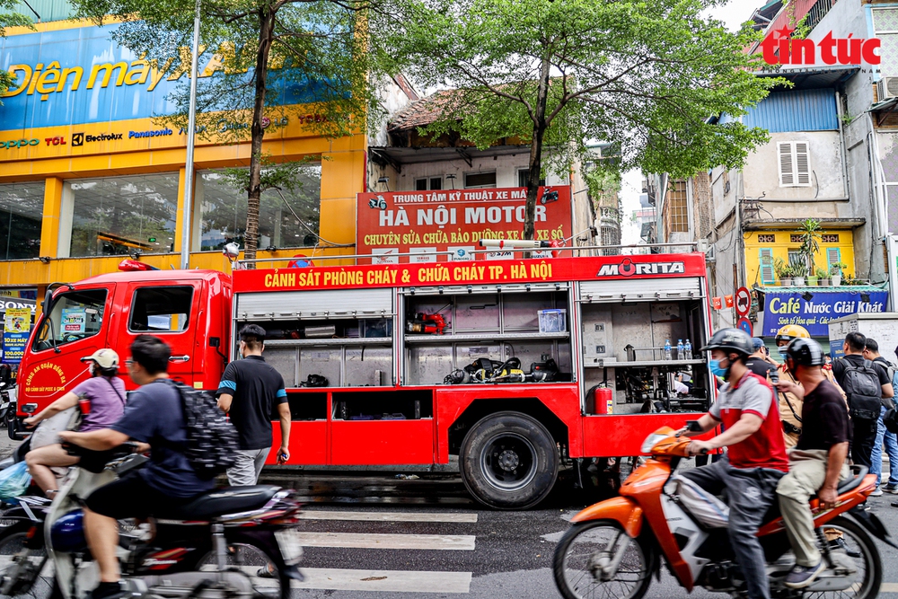 Hình ảnh xúc động khi người dân hỗ trợ chiến sĩ cứu hỏa trong vụ cháy ở Hà Nội - Ảnh 3.