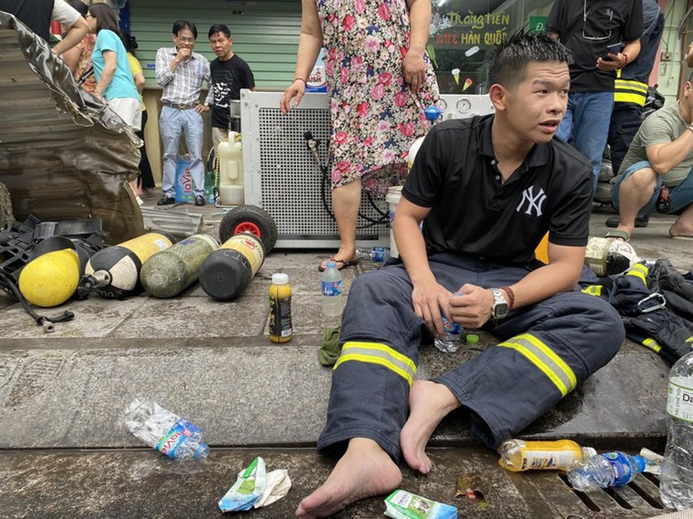 Vụ cháy nhà ở Hà Nội: Lửa bốc lên dữ dội, 3 nạn nhân tử vong - Ảnh 4.
