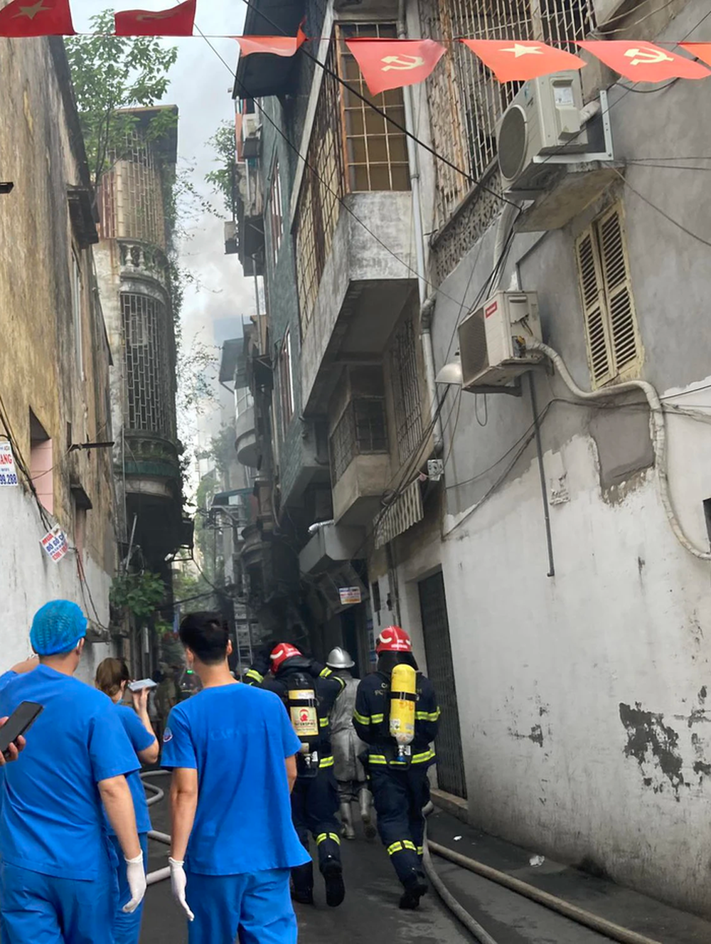 Hà Nội: Cháy nhà ở phố Khâm Thiên, 3 người đang mắc kẹt - Ảnh 3.