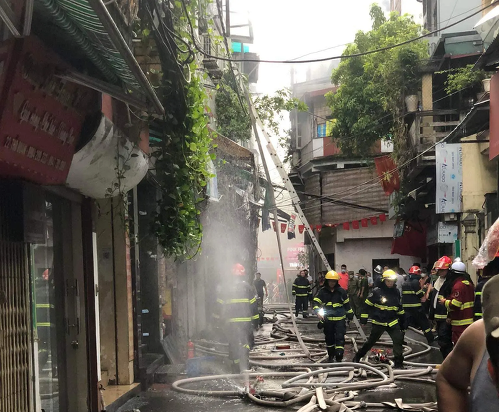 Vụ cháy nhà ở Hà Nội: Lửa bốc lên dữ dội, 3 nạn nhân tử vong - Ảnh 3.