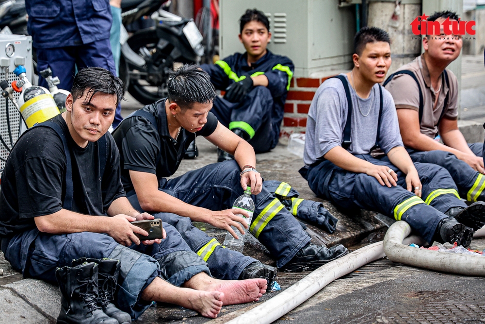 Hình ảnh xúc động khi người dân hỗ trợ chiến sĩ cứu hỏa trong vụ cháy ở Hà Nội - Ảnh 14.