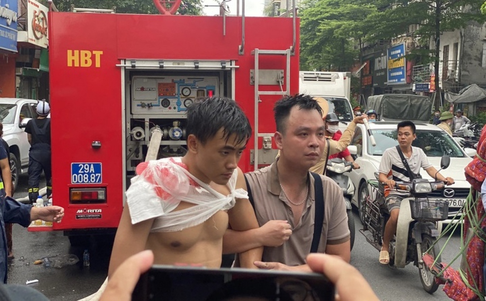 Nhiều cảnh sát PCCC bị thương và kiệt sức khi tham gia chữa cháy ở Thổ Quan - Ảnh 1.