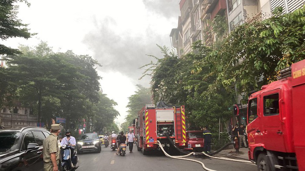 Hà Nội: Cháy nhà ở phố Khâm Thiên, 3 người đang mắc kẹt - Ảnh 2.