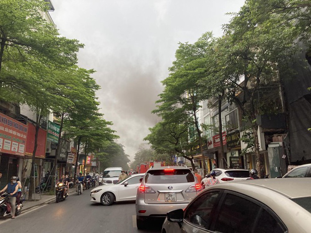 Hà Nội: Cháy nhà ở phố Khâm Thiên, 3 người đang mắc kẹt - Ảnh 1.