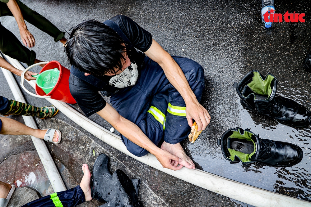 Hình ảnh xúc động khi người dân hỗ trợ chiến sĩ cứu hỏa trong vụ cháy ở Hà Nội - Ảnh 10.