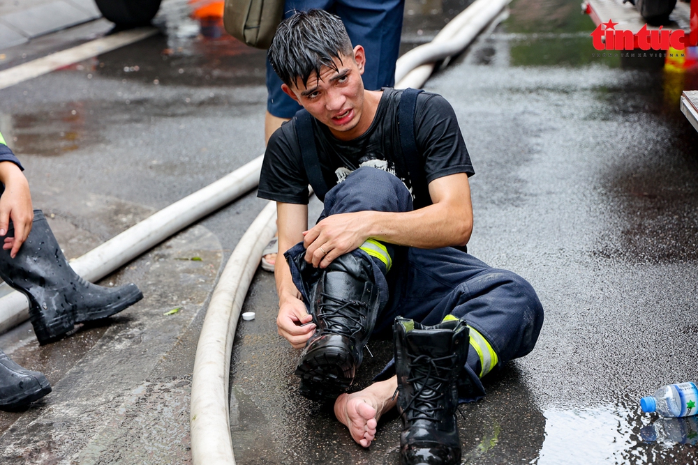 Hình ảnh xúc động khi người dân hỗ trợ chiến sĩ cứu hỏa trong vụ cháy ở Hà Nội - Ảnh 8.