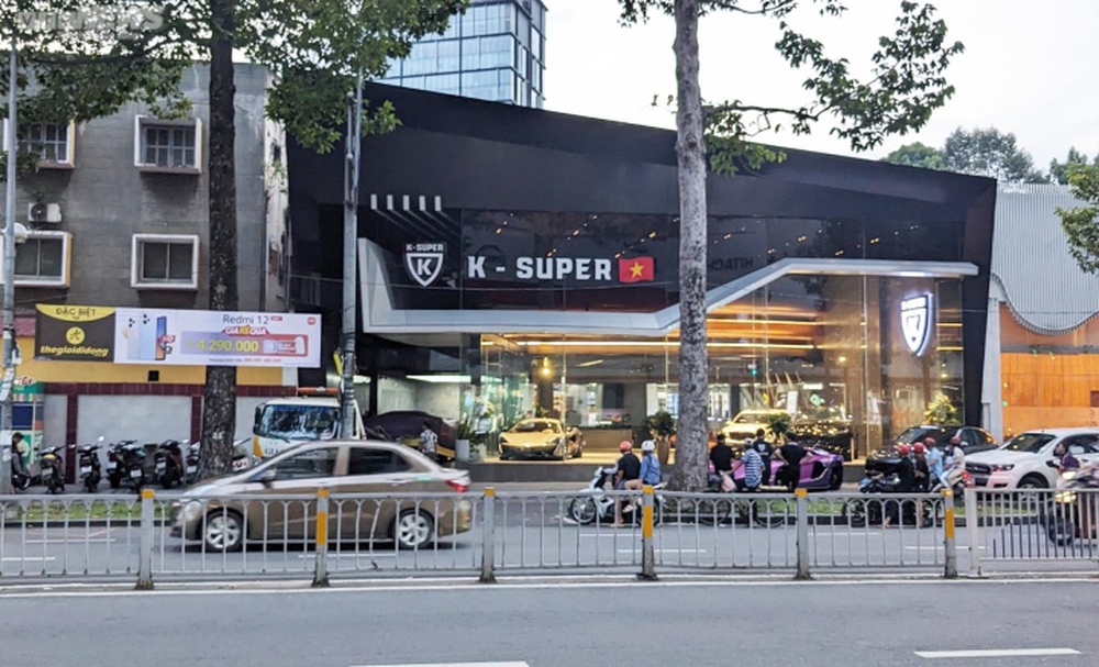 Dàn siêu xe tại showroom K-Super của Phan Công Khanh được di dời đi nơi khác