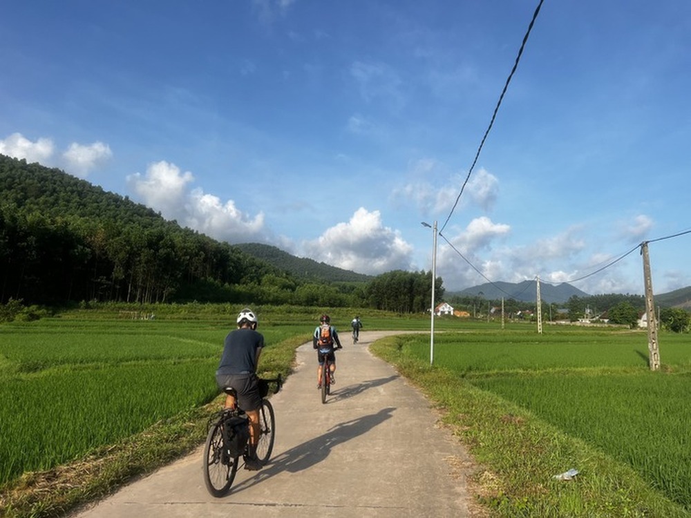 Đưa con trai đạp xe xuyên khắp Việt Nam, “Giáo sư quần đùi” dạy con 5 bài học quý giá - Ảnh 2.
