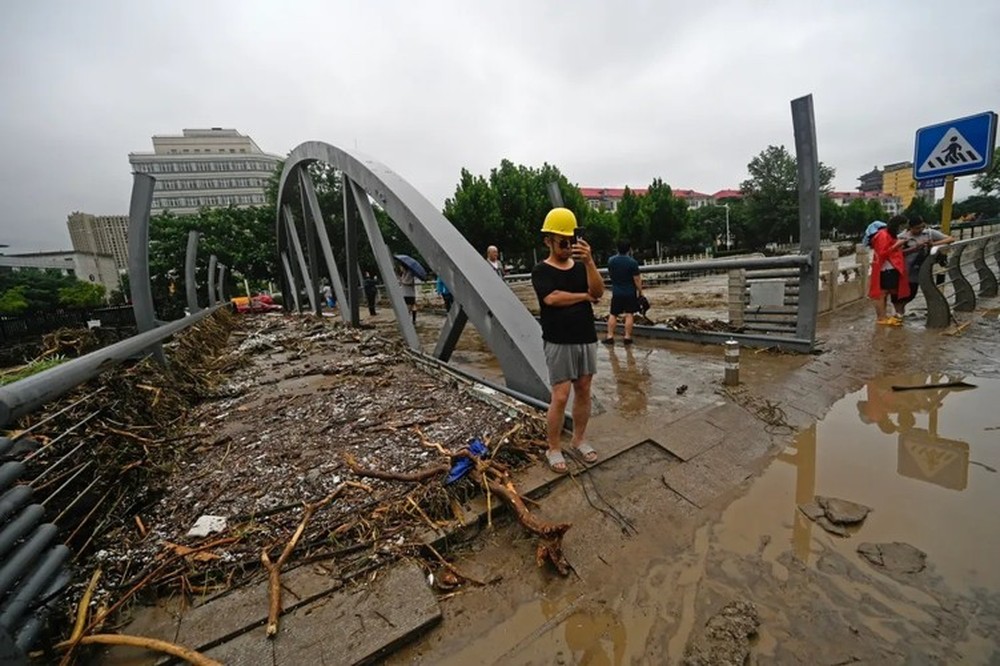 Trăm con đường ở Bắc Kinh biến thành sông vì mưa kỷ lục - Ảnh 5.