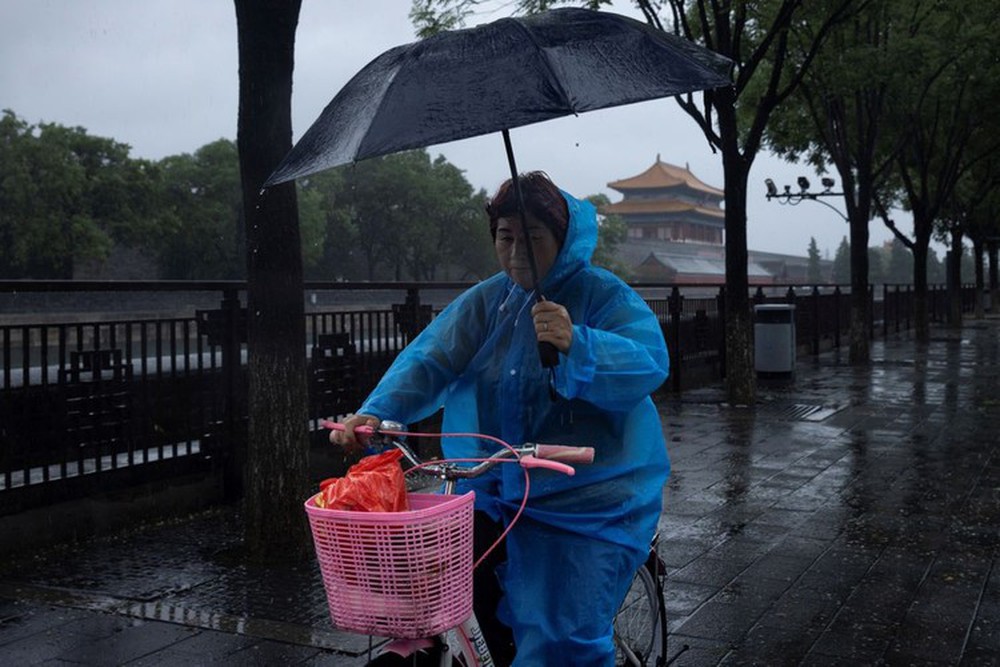 Trăm con đường ở Bắc Kinh biến thành sông vì mưa kỷ lục - Ảnh 8.