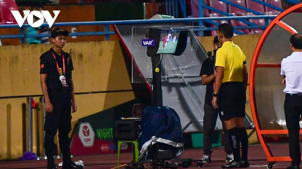 VAR sẽ giúp trọng tài làm tốt nhiệm vụ ở trận Hà Nội FC - Hải Phòng FC? - Ảnh 1.