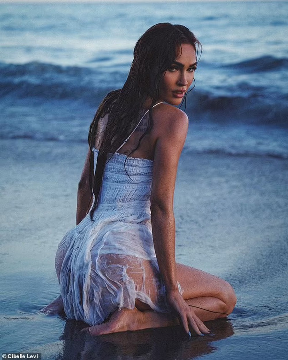 Minh tinh Megan Fox quyến rũ trên bãi cát - Ảnh 4.