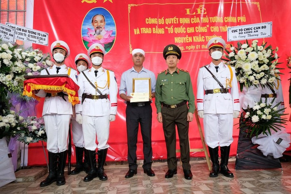 Trao Bằng Tổ quốc ghi công và Quyết định thăng quân hàm cho 3 CSGT hy sinh trong vụ sạt lở đèo Bảo Lộc - Ảnh 1.