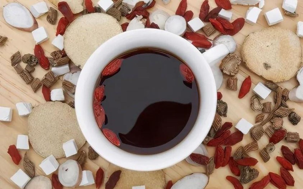 Hết trà sữa thuốc bắc, Gen Z xứ Trung lại phát cuồng với cà phê thuốc bắc, sản phẩm độc lạ giúp các cửa hiệu Đông y tái sinh - Ảnh 1.