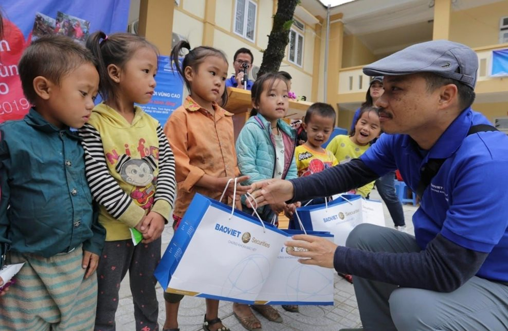 Chứng khoán Bảo Việt: Nối dài trách nhiệm cộng đồng với chiến dịch “Mang hơi ấm đến vùng cao” - Ảnh 1.