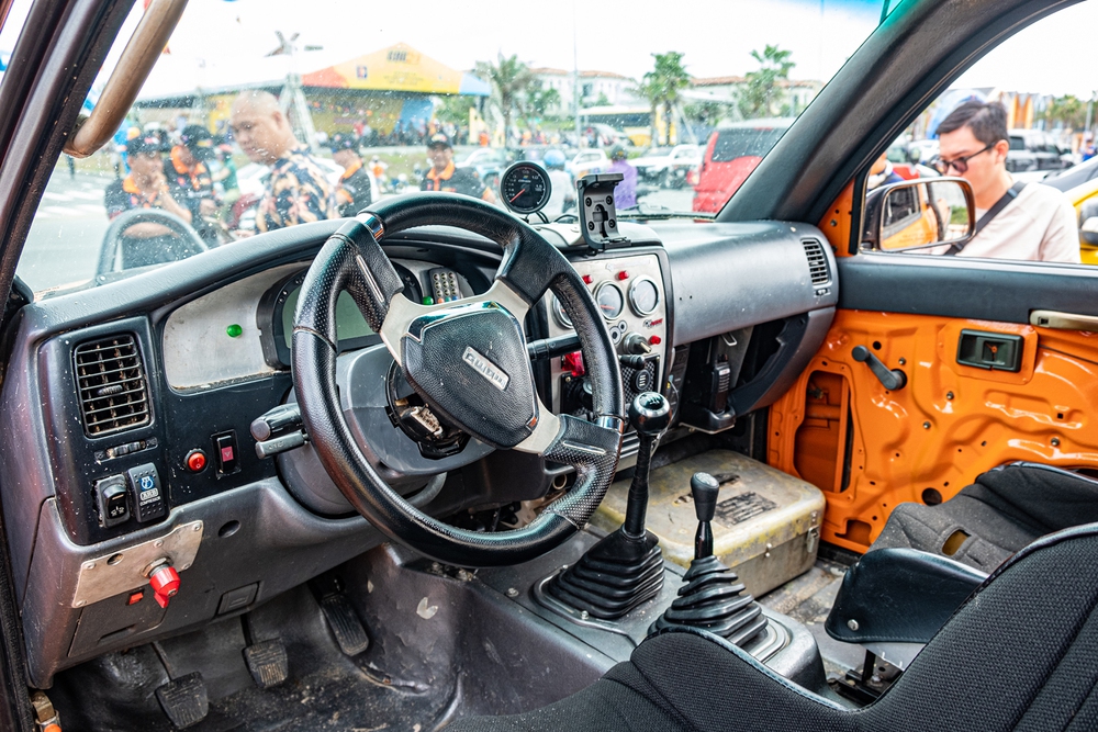 Thợ Việt tự độ bán tải Toyota dẫn động 6 bánh: 2 năm thực hiện, động cơ Lexus, thay bình xăng 120 lít để đi rừng