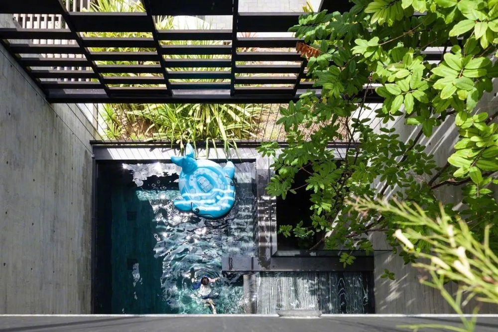Ngôi nhà 3 thế hệ chung sống có thiết kế đặc biệt: Không cần điều hòa vẫn mát quanh năm, bể bơi lơ lửng giữa phòng khách - Ảnh 7.