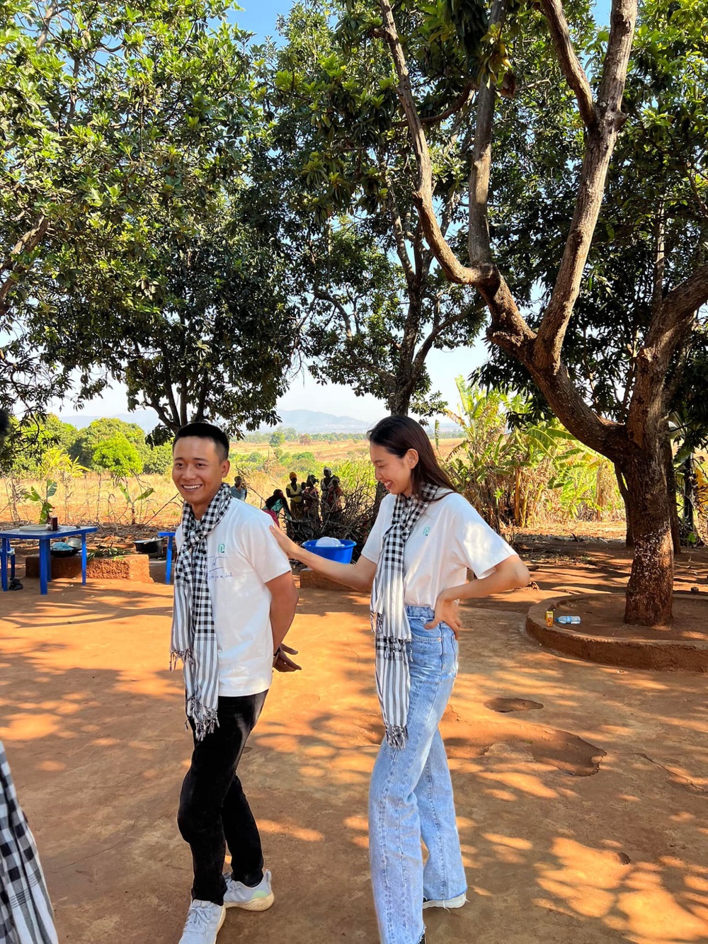 Thuỳ Tiên đến cạnh Quang Linh Vlogs, phản ứng tinh tế của nhân vật này lập tức hút 1,2 triệu view