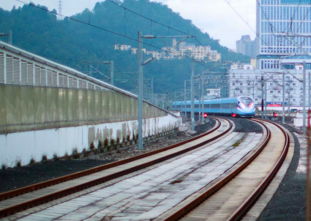 Xây tuyến đường sắt cao tốc xuyên núi, vượt đèo: Tàu hỏa của Trung Quốc chạy như bay với 350 km/h, tổng cộng 62 đường hầm và 86 cây cầu nhưng chỉ mất 6 năm để hoàn thiện - Ảnh 2.