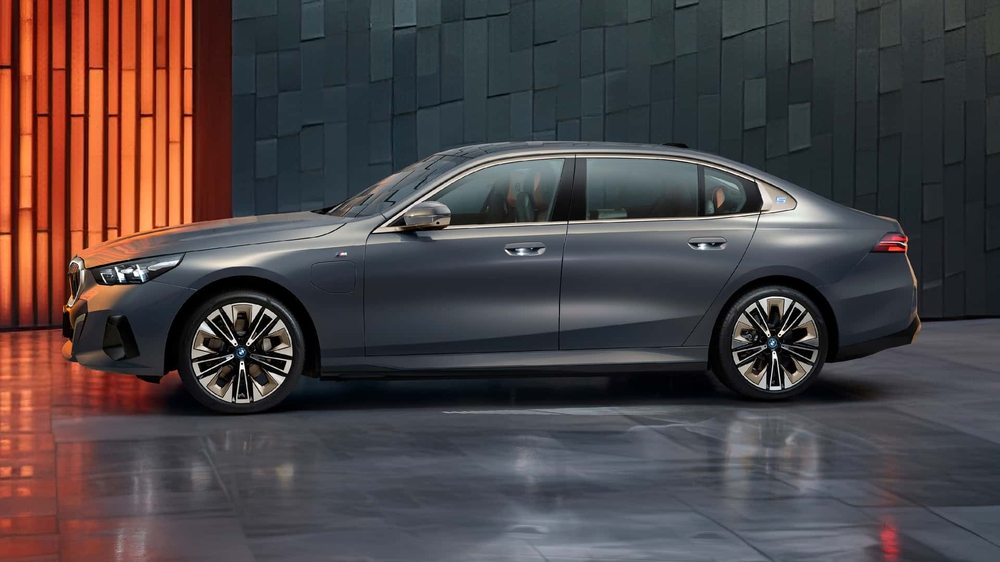 BMW 5-Series có bản mới đẳng cấp cho Chủ tịch: Ghế sau rộng hơn, màn hình to như TV gắn trần - Ảnh 4.