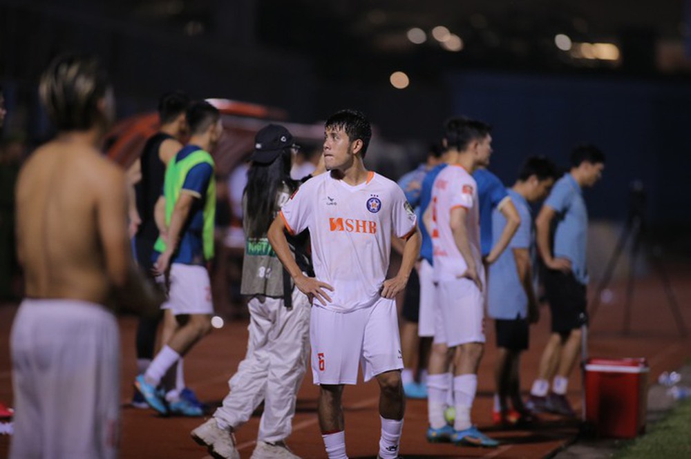 Trụ hạng thành công, HLV Vũ Tiến Thành thừa nhận CLB TP HCM yếu nhất V-League - Ảnh 5.
