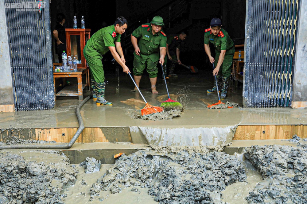 Bản làng tan hoang sau sự cố vỡ hồ thải quặng đồng ở Lào Cai - Ảnh 14.