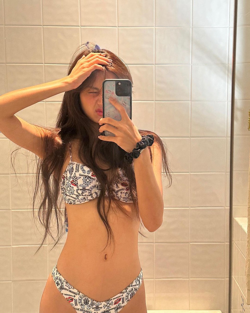 Lisa (BLACKPINK) cực nóng bỏng với loạt ảnh bikini, sau khi vướng nghi vấn hẹn hò quý tử gia tộc giàu nhất châu Âu - Ảnh 2.