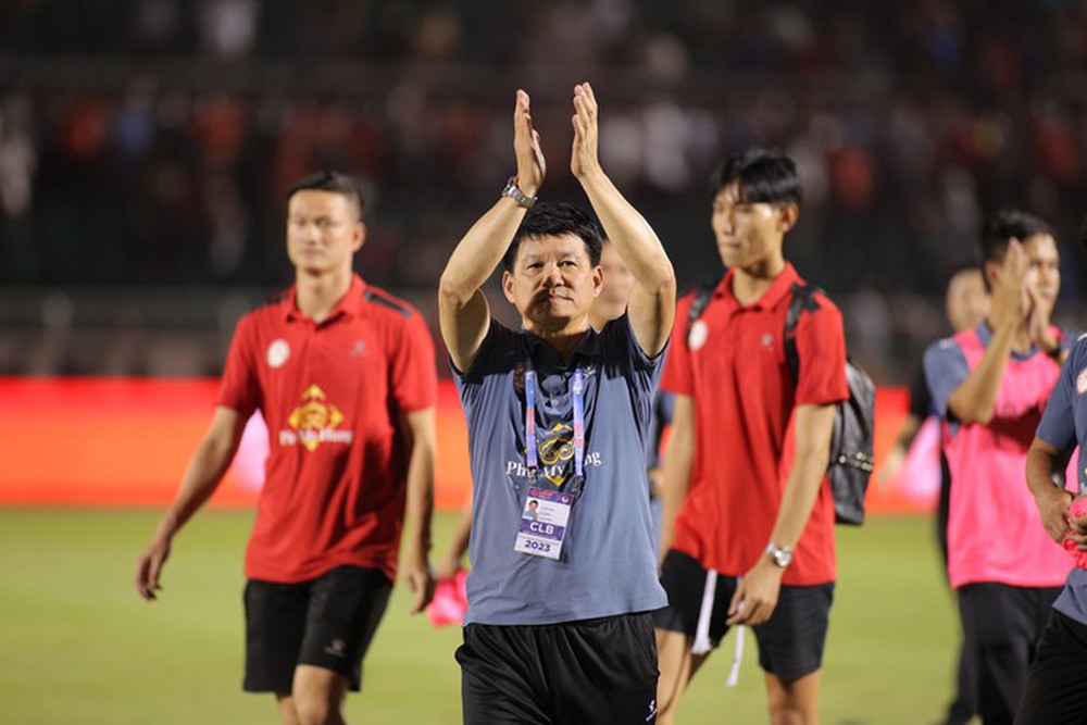 Trụ hạng thành công, HLV Vũ Tiến Thành thừa nhận CLB TP HCM yếu nhất V-League - Ảnh 1.