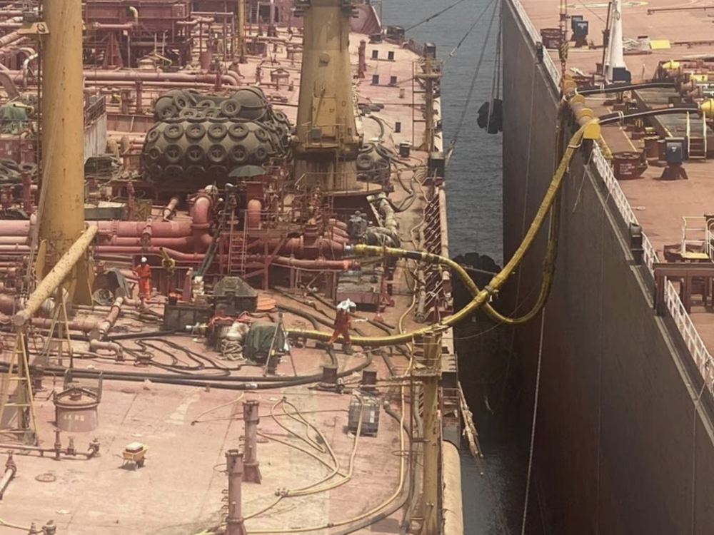 Rút 1 triệu thùng dầu khỏi tàu bị phân huỷ ngoài khơi biển Đỏ - Ảnh 1.