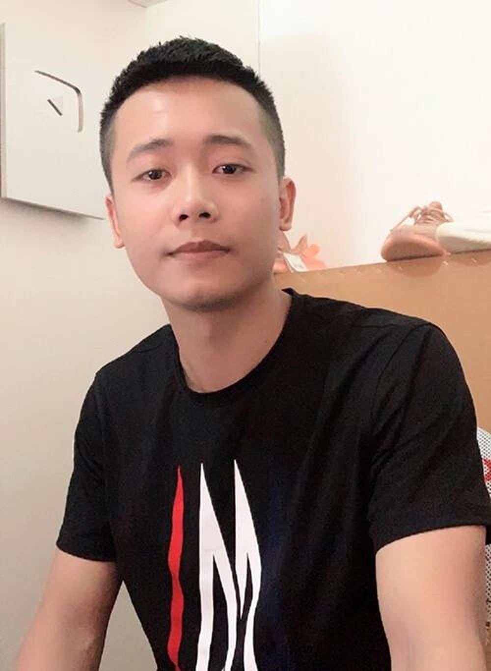 Quá mê Quang Linh Vlogs, vợ Phan Văn Đức bắt chồng nhắn tin cho thần tượng