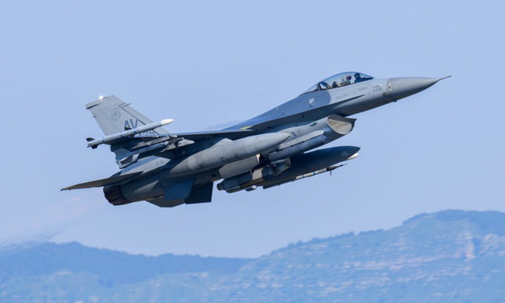 Tiết lộ nguyên nhân phi công Ukraine chưa thể lái được F-16 - Ảnh 1.
