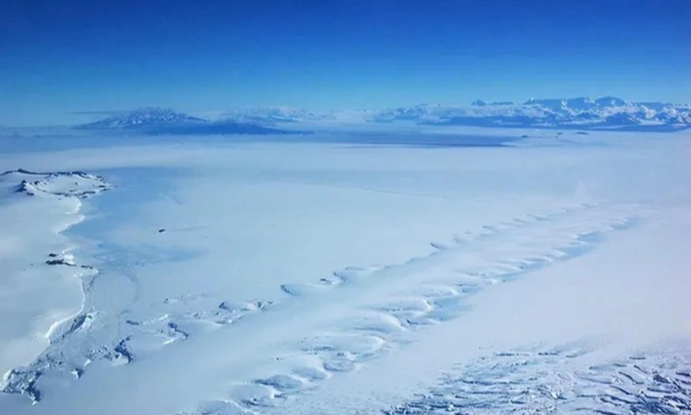 Dấu vết khổng lồ bị nghi ngờ là của vụ tai nạn tàu vũ trụ ở Nam Cực thực chất là gì? - Ảnh 3.