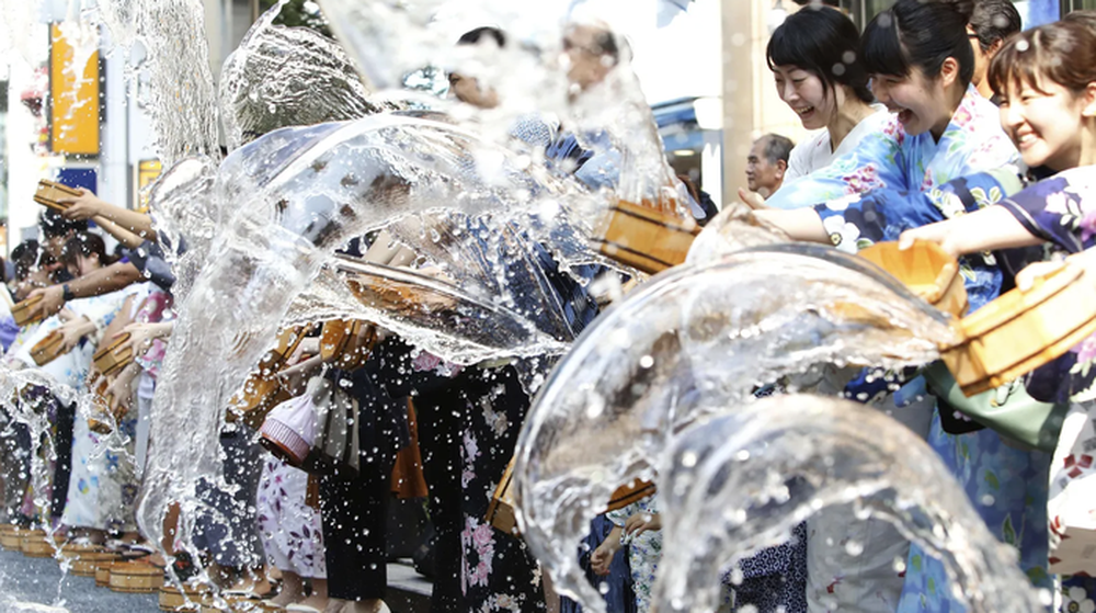 Biện pháp tránh nóng độc lạ của người Nhật: Ăn cay, té nước và mặc đồ rộng thùng thình - Ảnh 2.
