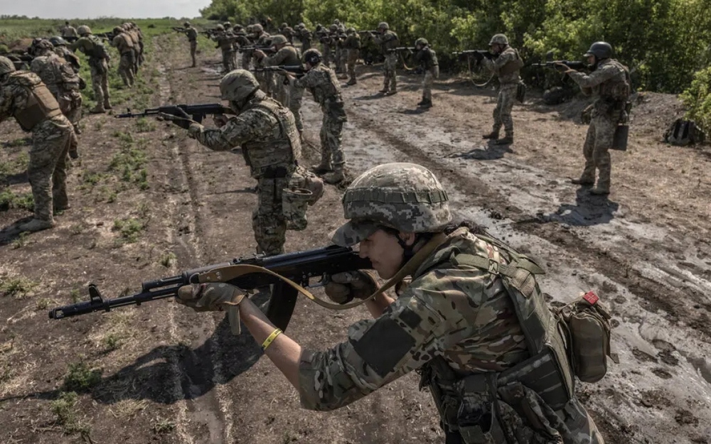Tổng thống Ukraine mạnh tay xử lý tệ hối lộ trốn quân dịch - Ảnh 1.
