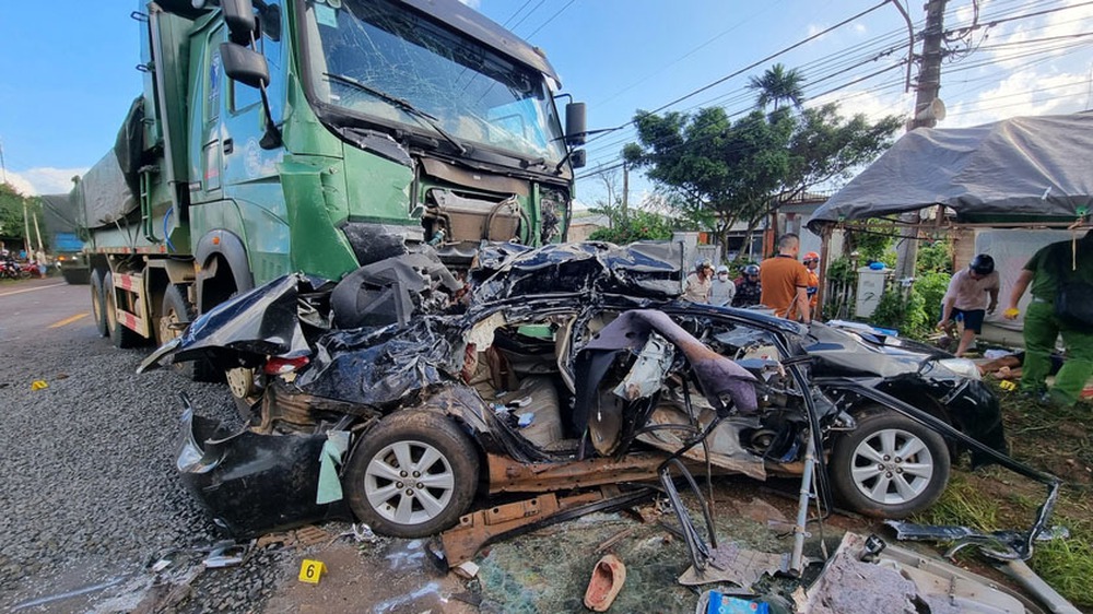 Đằng sau những bức ảnh TNGT: Toyota Altis bị đâm kẹt cứng giữa hai xe tải lớn - Ảnh 16.