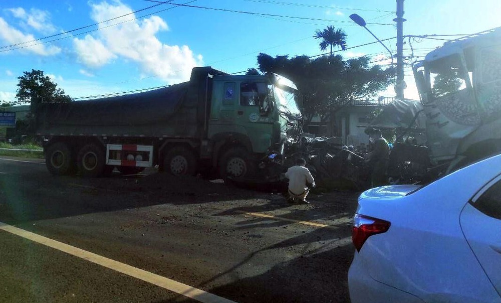 Đằng sau những bức ảnh TNGT: Toyota Altis bị đâm kẹt cứng giữa hai xe tải lớn - Ảnh 14.