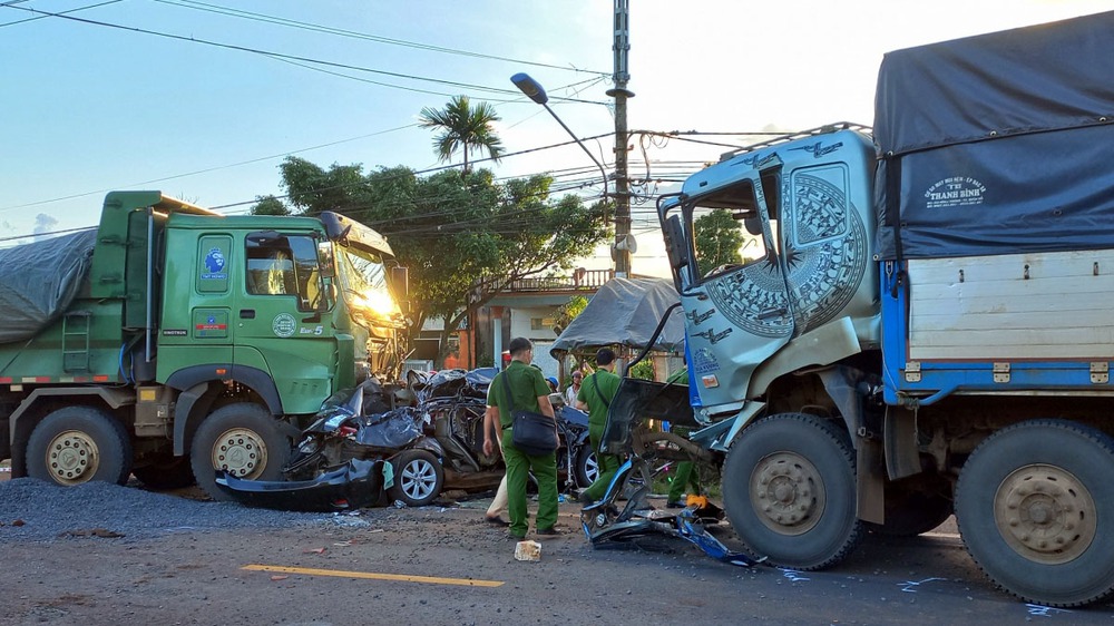 Đằng sau những bức ảnh TNGT: Toyota Altis bị đâm kẹt cứng giữa hai xe tải lớn - Ảnh 13.