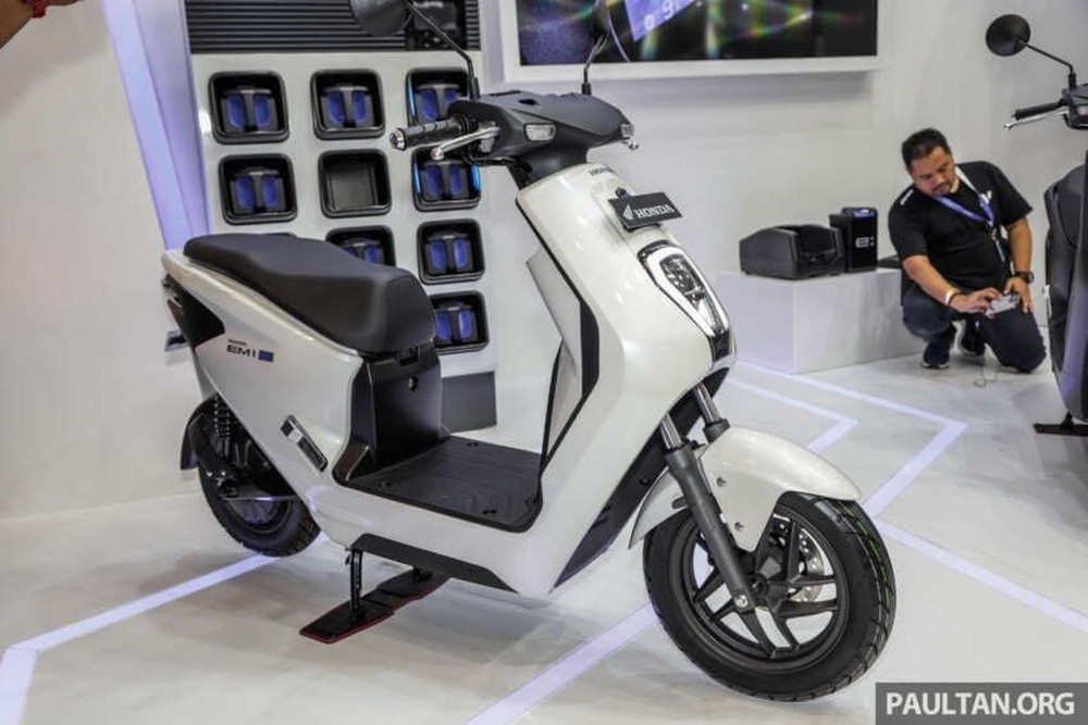 Lính tiên phong xe máy điện của Honda chính thức trình làng tại thị trường Đông Nam Á: tốc độ 45km/h đi được 40km, giá từ 62 triệu đồng - Ảnh 1.