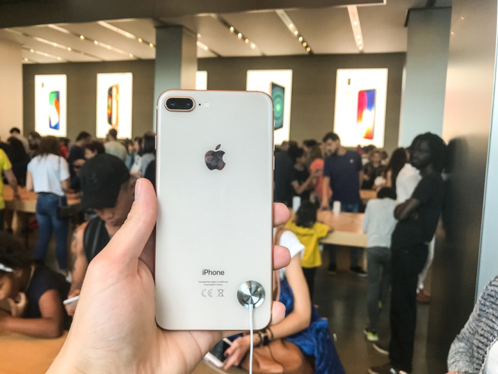 Ý nghĩa của những biểu tượng trên mặt lưng iPhone khiến nhiều người bất ngờ - Ảnh 1.